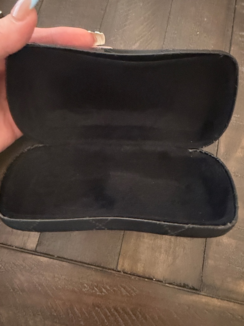 CHANEL Luxury Black leather Eyewear Pouch with Subtle Logo Detail - Picture 3 of 7